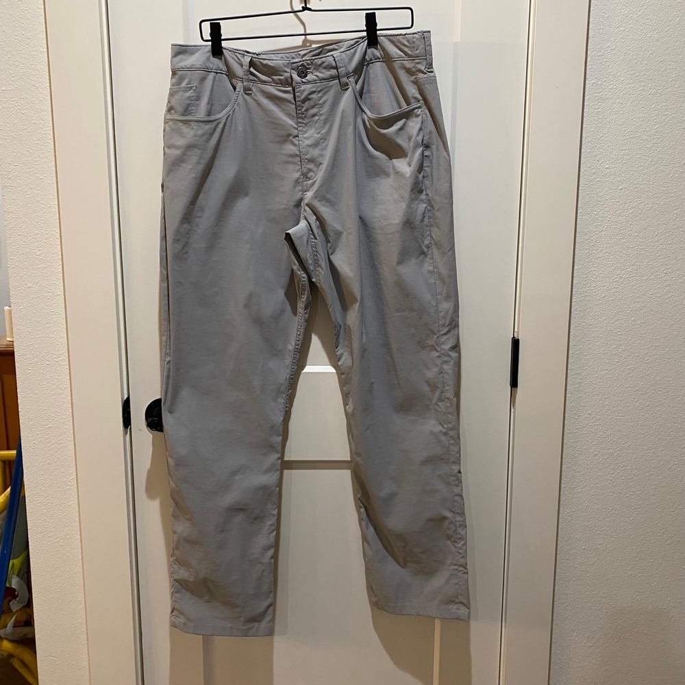 North Face Men's Long Pants. Light Gray. Size 36". Rae 10",‎ Inseam 30". Nylon
